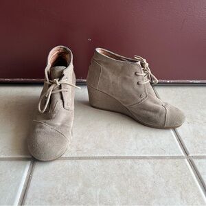 Women’s Toms Suede Wedge Booties - size 9